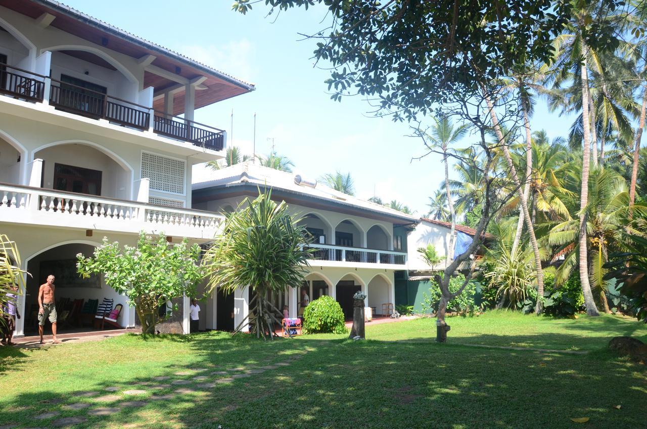 Sri Gemunu Beach Resort Unawatuna Bagian luar foto