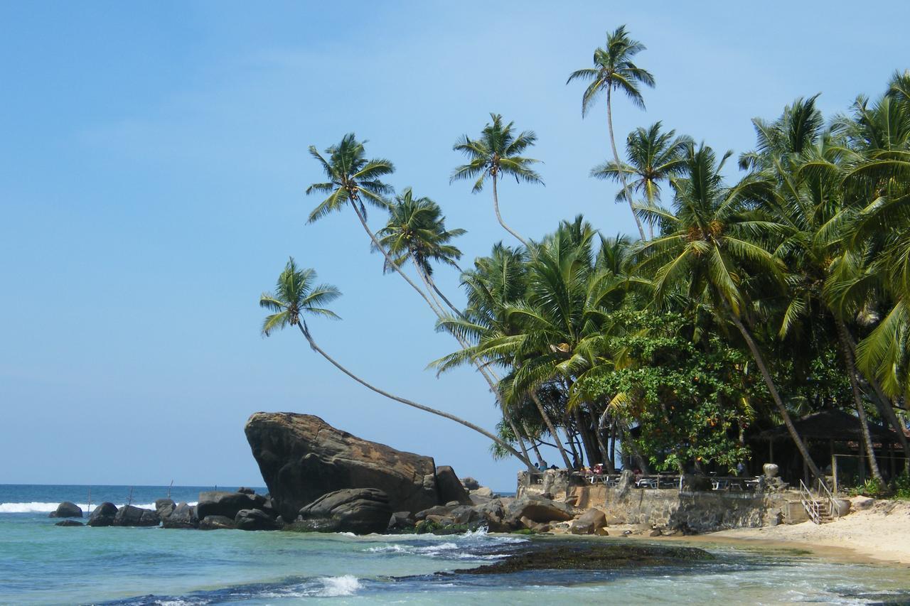 Sri Gemunu Beach Resort Unawatuna Bagian luar foto