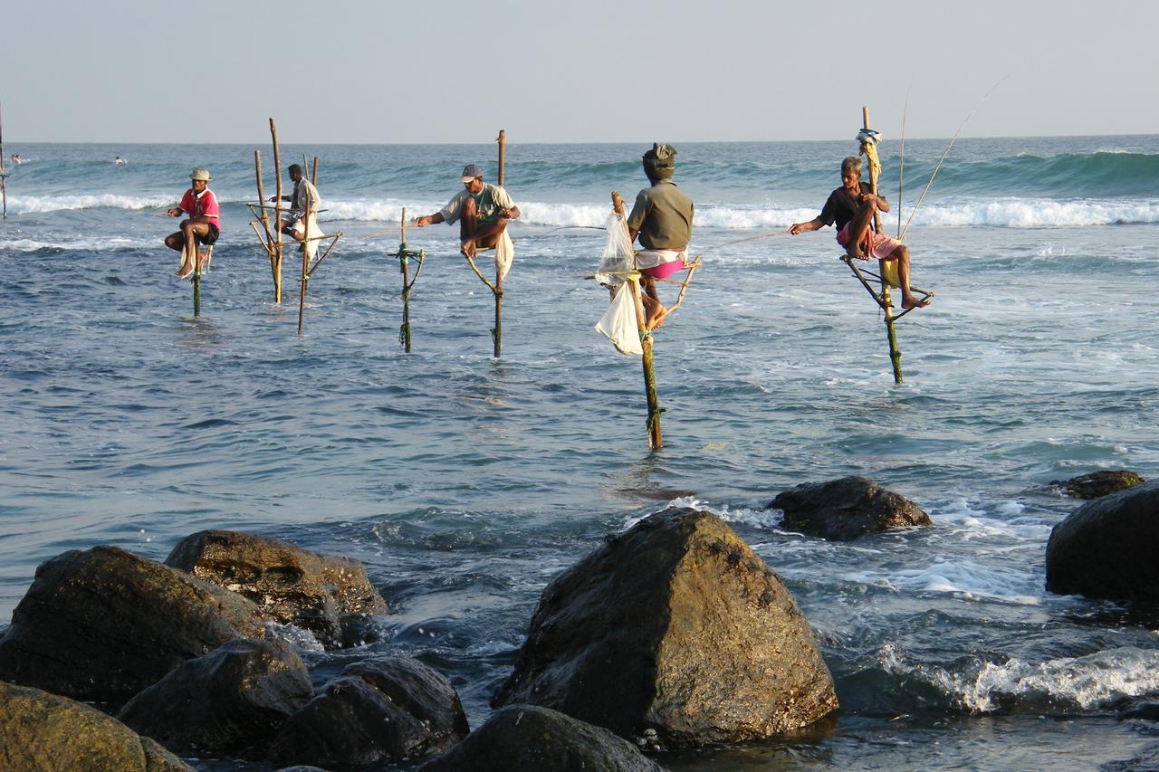 Sri Gemunu Beach Resort Unawatuna Bagian luar foto