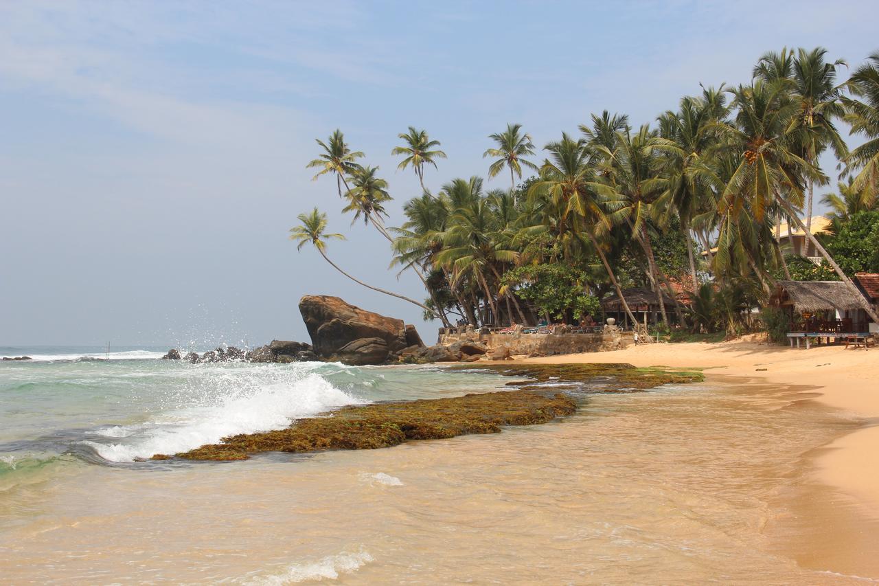 Sri Gemunu Beach Resort Unawatuna Bagian luar foto