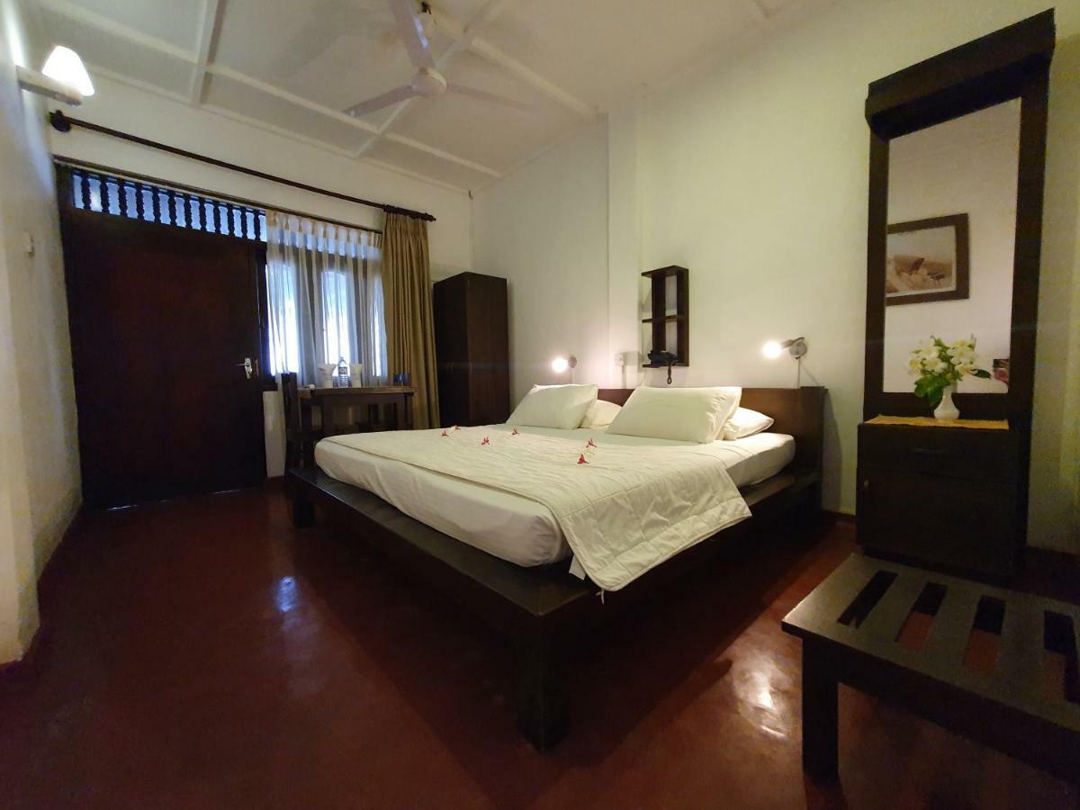 Sri Gemunu Beach Resort Unawatuna Bagian luar foto