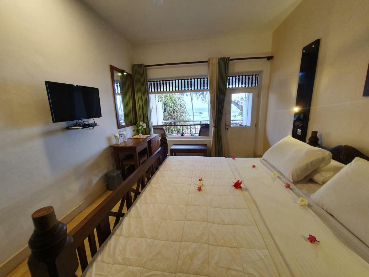 Sri Gemunu Beach Resort Unawatuna Bagian luar foto